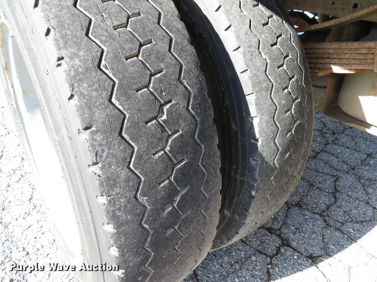 image for item DE8043 2003 Ford F450 Super Duty XL flatbed truck