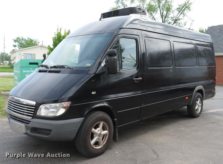 image for item DE8051 2005 Freightliner Sprinter refrigerated delivery van