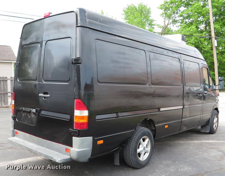 image for item DE8051 2005 Freightliner Sprinter refrigerated delivery van