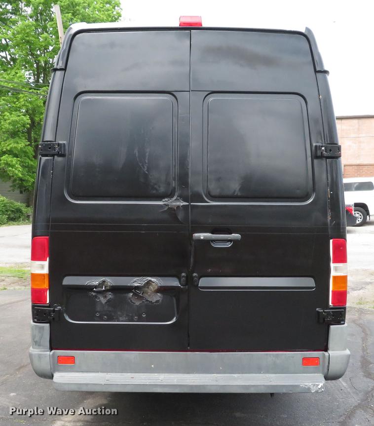 image for item DE8051 2005 Freightliner Sprinter refrigerated delivery van