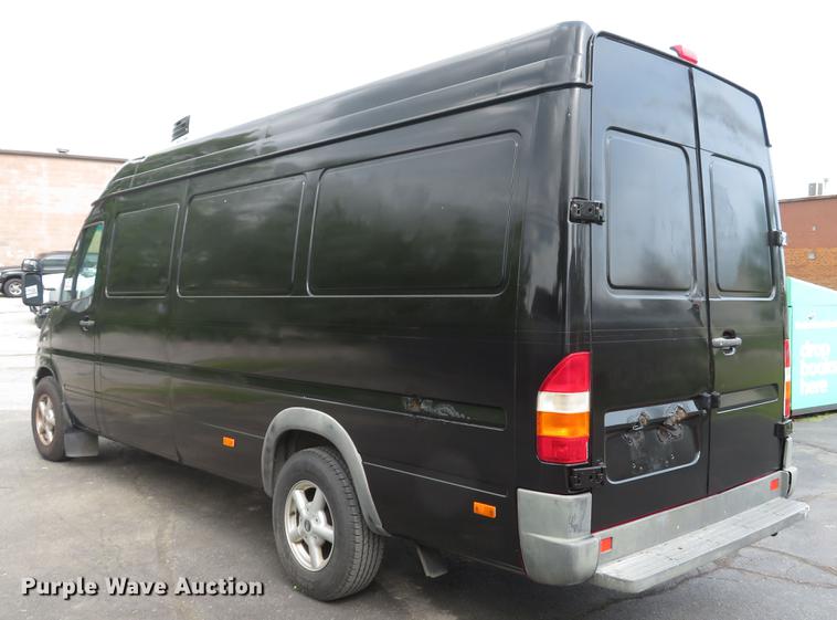 image for item DE8051 2005 Freightliner Sprinter refrigerated delivery van