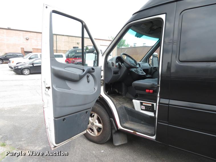 image for item DE8051 2005 Freightliner Sprinter refrigerated delivery van