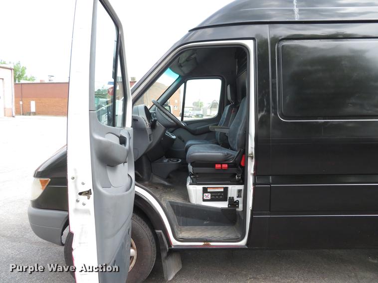 image for item DE8051 2005 Freightliner Sprinter refrigerated delivery van