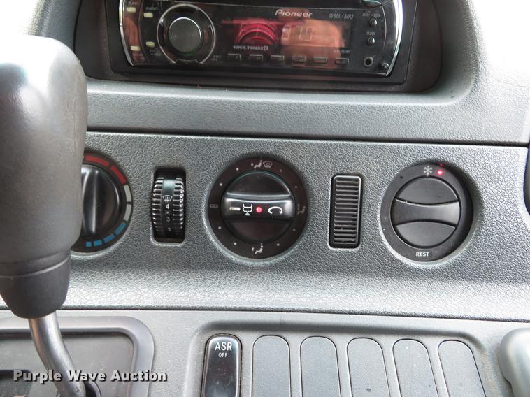 image for item DE8051 2005 Freightliner Sprinter refrigerated delivery van