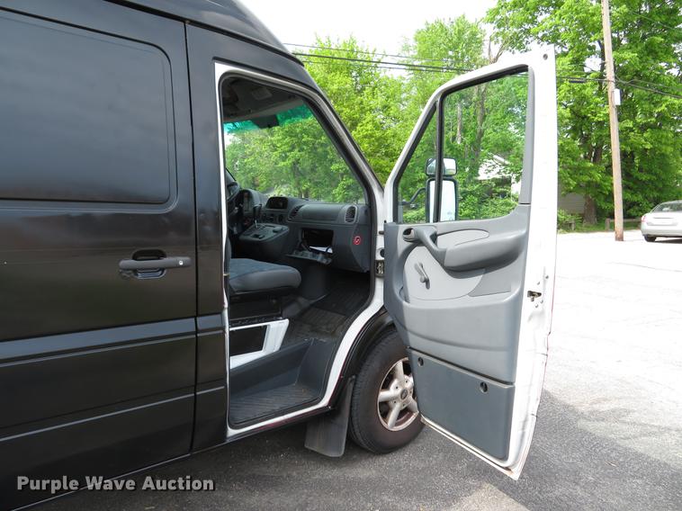 image for item DE8051 2005 Freightliner Sprinter refrigerated delivery van