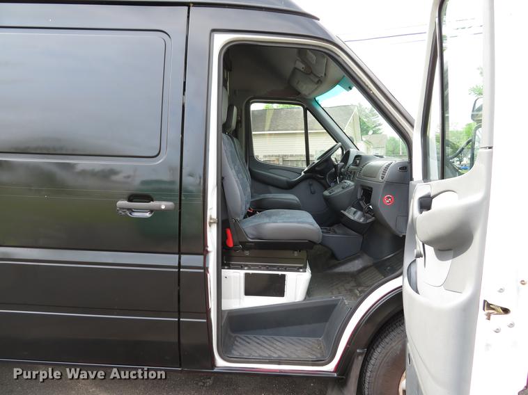 image for item DE8051 2005 Freightliner Sprinter refrigerated delivery van