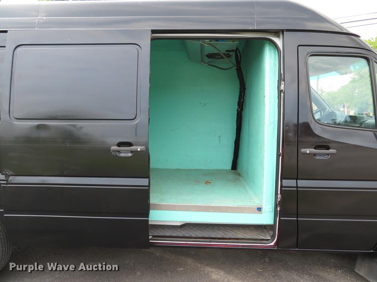 image for item DE8051 2005 Freightliner Sprinter refrigerated delivery van