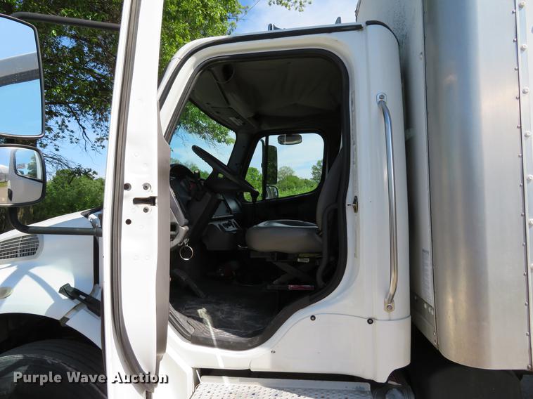 image for item DE8065 2004 Freightliner Business Class M2 box truck