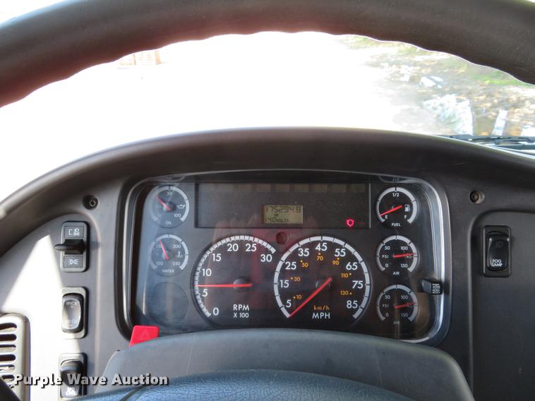 image for item DE8065 2004 Freightliner Business Class M2 box truck