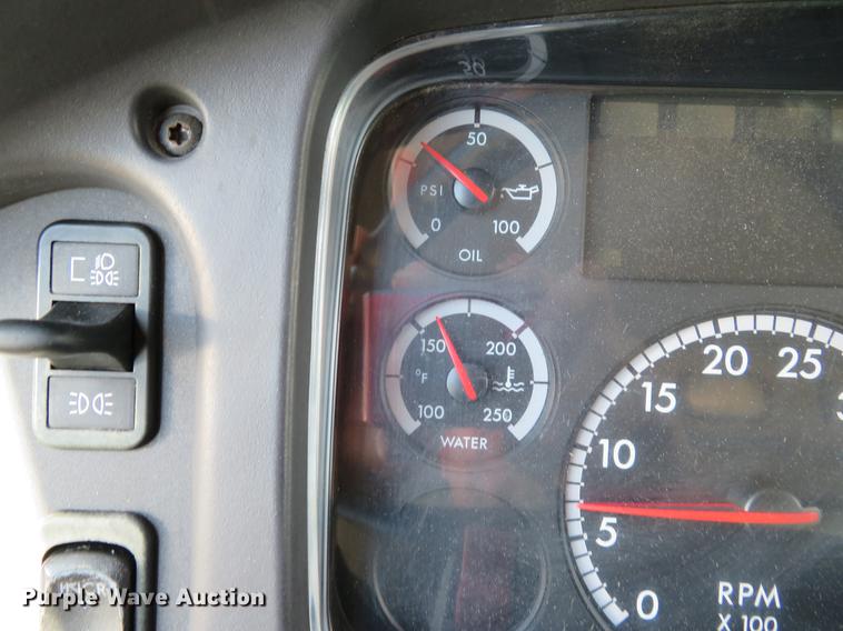 image for item DE8065 2004 Freightliner Business Class M2 box truck