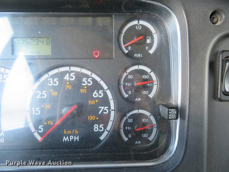 image for item DE8065 2004 Freightliner Business Class M2 box truck