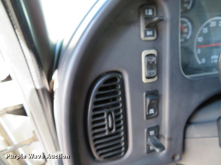 image for item DE8065 2004 Freightliner Business Class M2 box truck