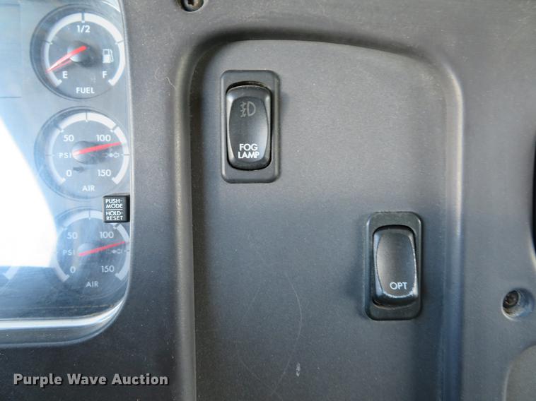 image for item DE8065 2004 Freightliner Business Class M2 box truck