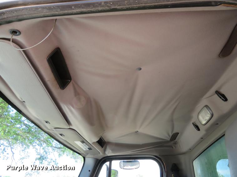 image for item DE8065 2004 Freightliner Business Class M2 box truck