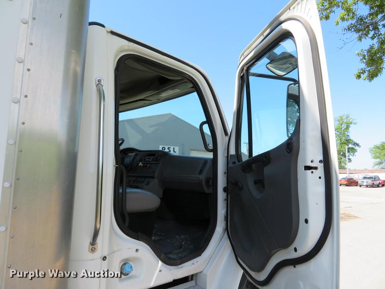 image for item DE8065 2004 Freightliner Business Class M2 box truck