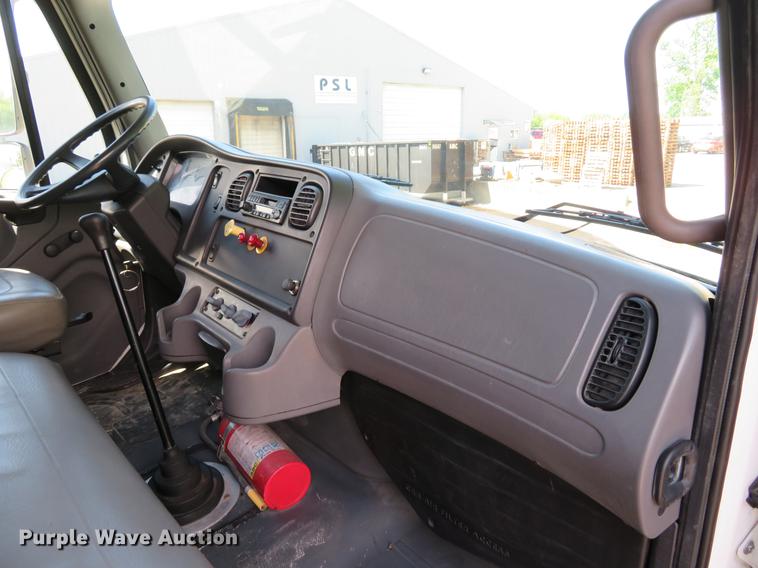 image for item DE8065 2004 Freightliner Business Class M2 box truck