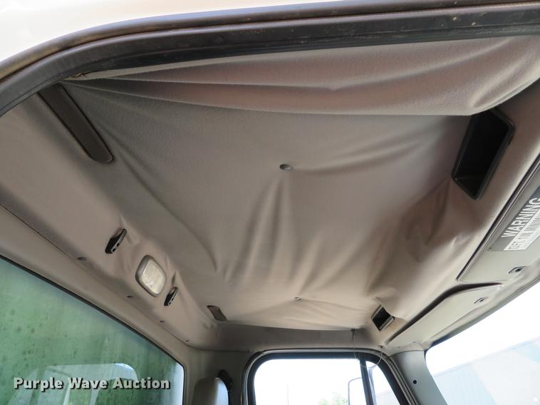 image for item DE8065 2004 Freightliner Business Class M2 box truck