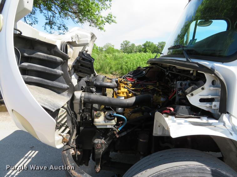 image for item DE8065 2004 Freightliner Business Class M2 box truck