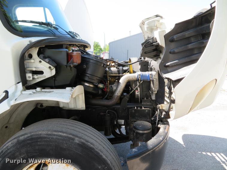 image for item DE8065 2004 Freightliner Business Class M2 box truck