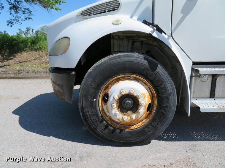 image for item DE8065 2004 Freightliner Business Class M2 box truck