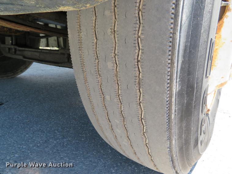 image for item DE8065 2004 Freightliner Business Class M2 box truck