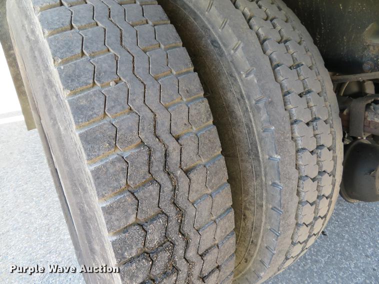 image for item DE8065 2004 Freightliner Business Class M2 box truck