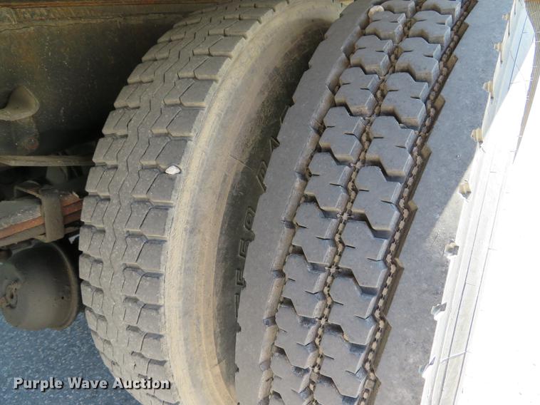 image for item DE8065 2004 Freightliner Business Class M2 box truck