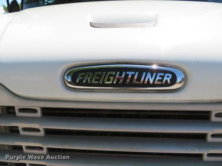 image for item DE8065 2004 Freightliner Business Class M2 box truck