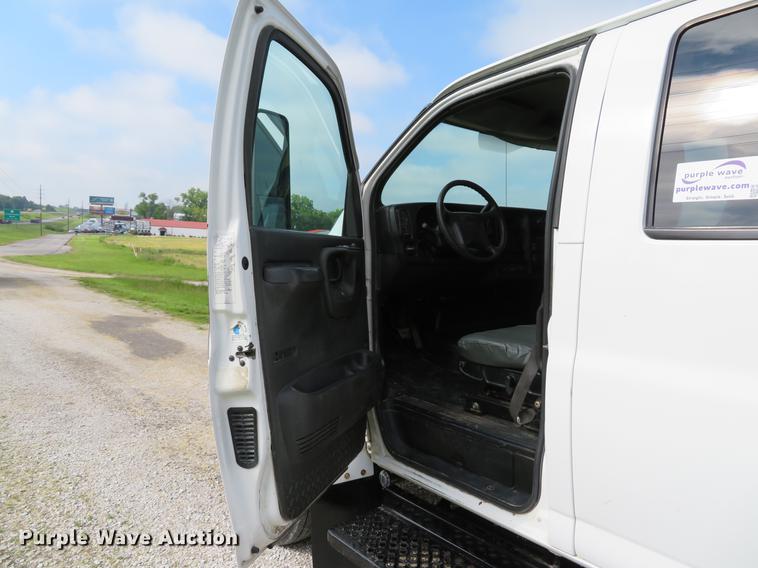 image for item DE8066 2006 Chevrolet C4500 Crew Cab flatbed truck