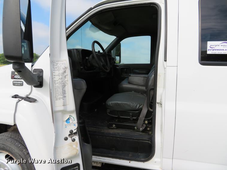 image for item DE8066 2006 Chevrolet C4500 Crew Cab flatbed truck