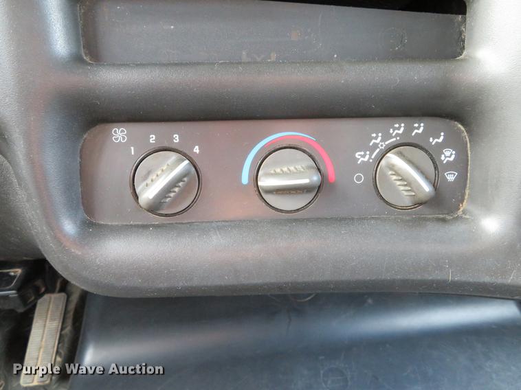 image for item DE8066 2006 Chevrolet C4500 Crew Cab flatbed truck