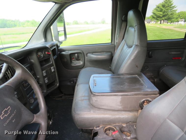 image for item DE8066 2006 Chevrolet C4500 Crew Cab flatbed truck