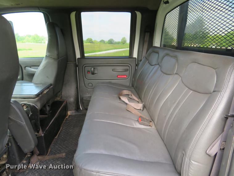 image for item DE8066 2006 Chevrolet C4500 Crew Cab flatbed truck