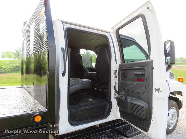 image for item DE8066 2006 Chevrolet C4500 Crew Cab flatbed truck