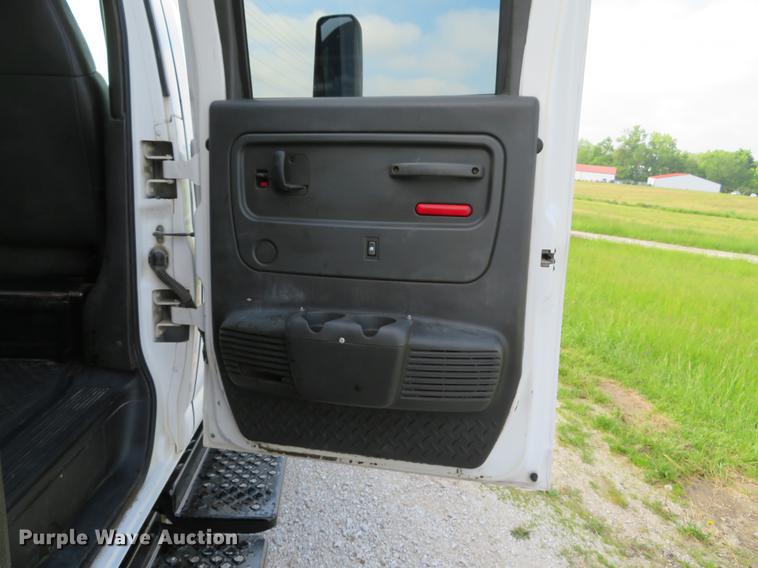 image for item DE8066 2006 Chevrolet C4500 Crew Cab flatbed truck