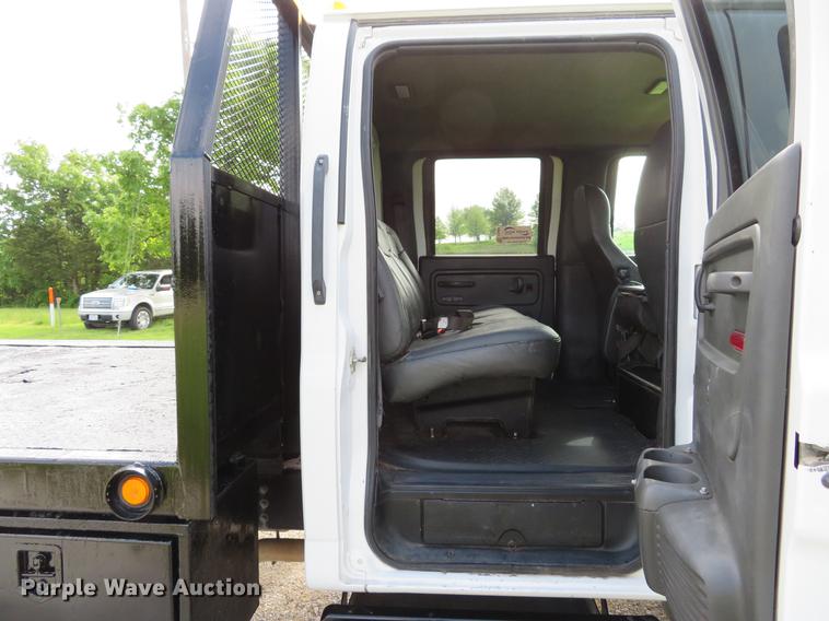 image for item DE8066 2006 Chevrolet C4500 Crew Cab flatbed truck