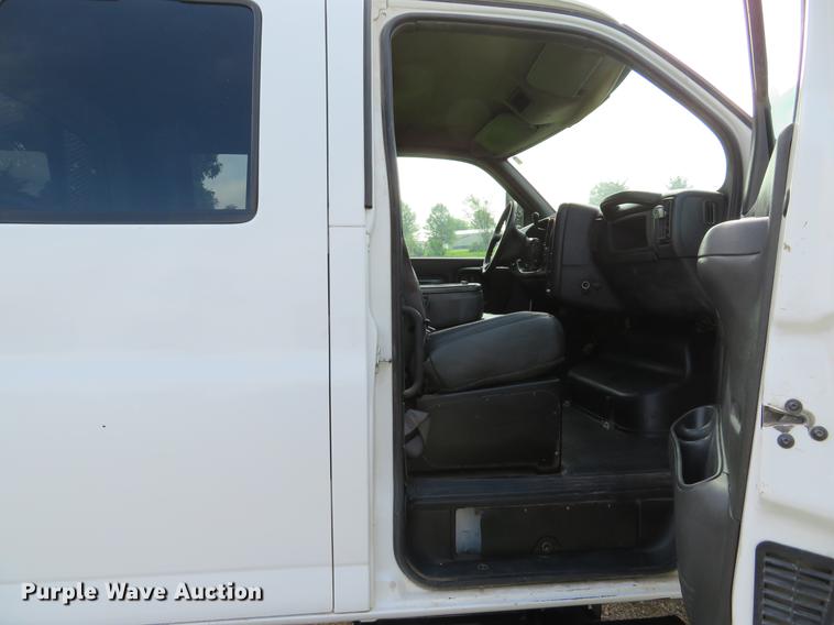 image for item DE8066 2006 Chevrolet C4500 Crew Cab flatbed truck