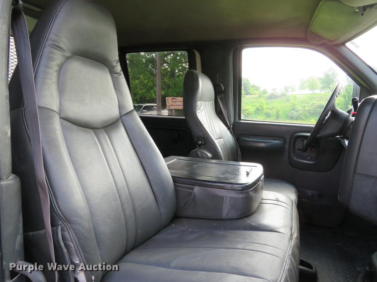 image for item DE8066 2006 Chevrolet C4500 Crew Cab flatbed truck