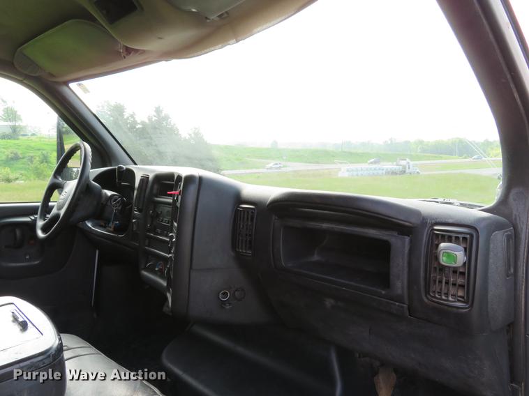 image for item DE8066 2006 Chevrolet C4500 Crew Cab flatbed truck