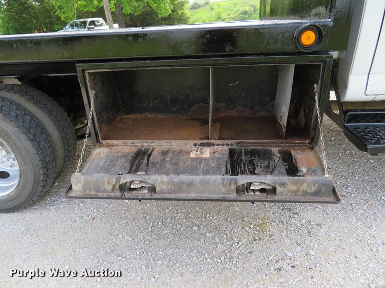 image for item DE8066 2006 Chevrolet C4500 Crew Cab flatbed truck