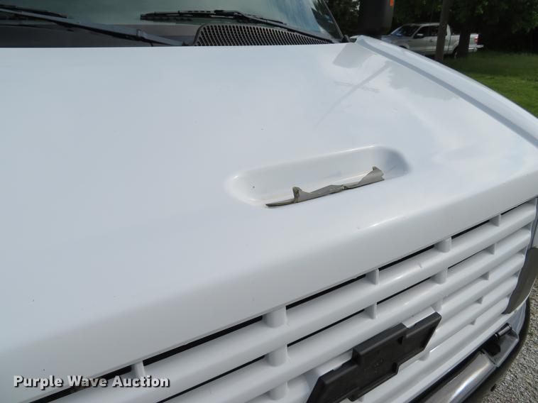 image for item DE8066 2006 Chevrolet C4500 Crew Cab flatbed truck