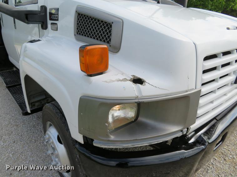 image for item DE8066 2006 Chevrolet C4500 Crew Cab flatbed truck