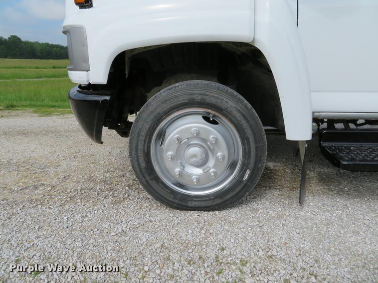 image for item DE8066 2006 Chevrolet C4500 Crew Cab flatbed truck