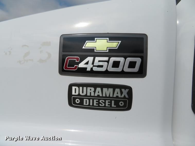 image for item DE8066 2006 Chevrolet C4500 Crew Cab flatbed truck