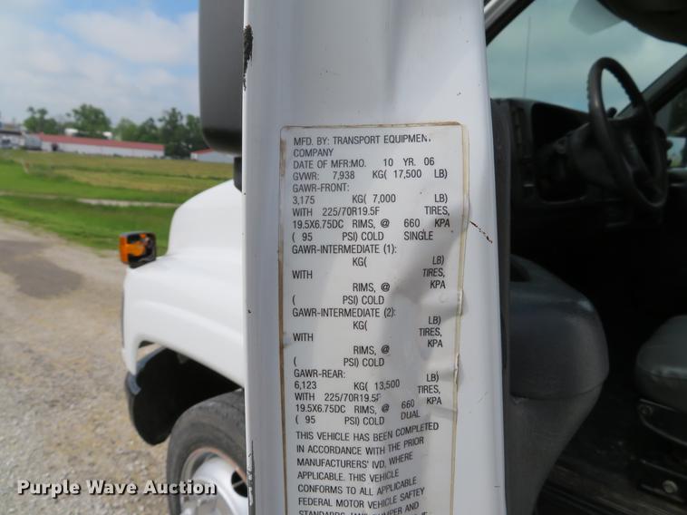 image for item DE8066 2006 Chevrolet C4500 Crew Cab flatbed truck