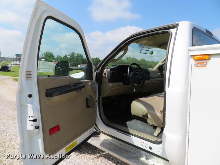 image for item DE8067 2006 Ford F550 Super Duty XL utility truck