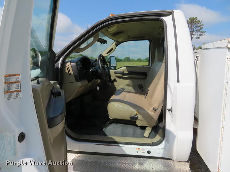 image for item DE8067 2006 Ford F550 Super Duty XL utility truck