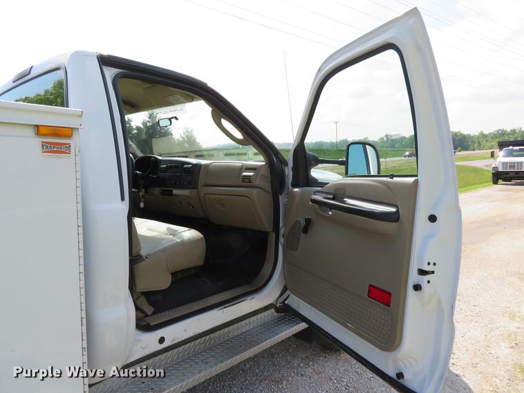 image for item DE8067 2006 Ford F550 Super Duty XL utility truck