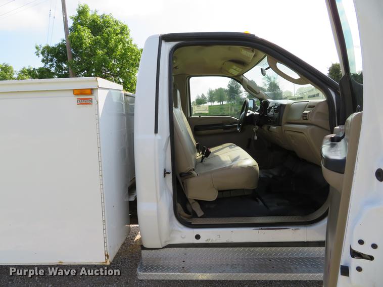 image for item DE8067 2006 Ford F550 Super Duty XL utility truck