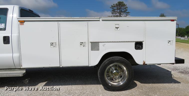image for item DE8067 2006 Ford F550 Super Duty XL utility truck